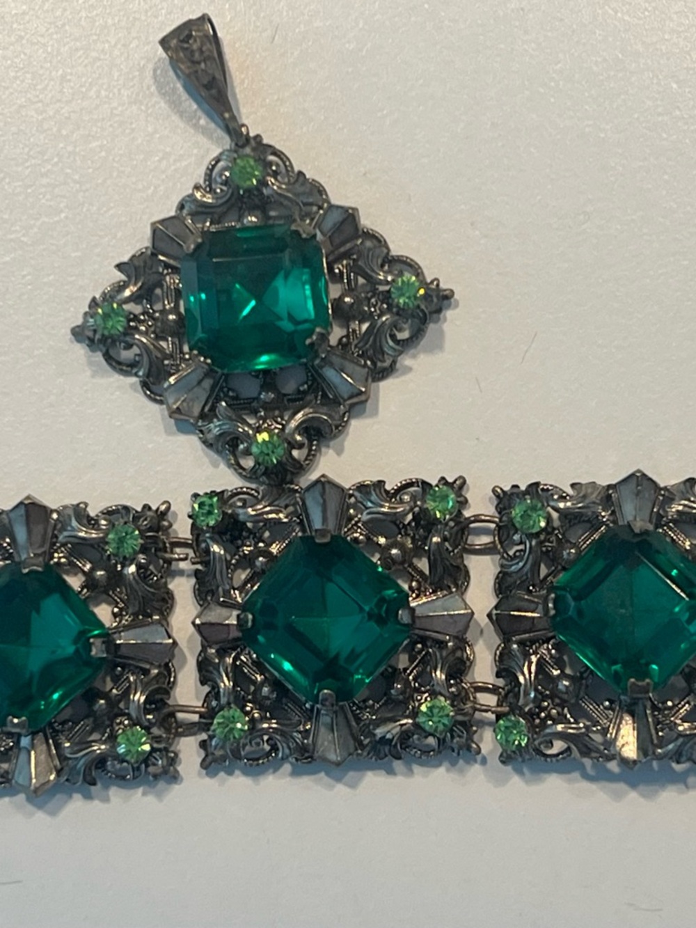 Emerald Green Vintage-Style Pendant and Bracelet Set